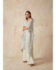 Woman Wearing Estilo Emporio La Vista Linen Dress - Binario - Dress LUXAMORE