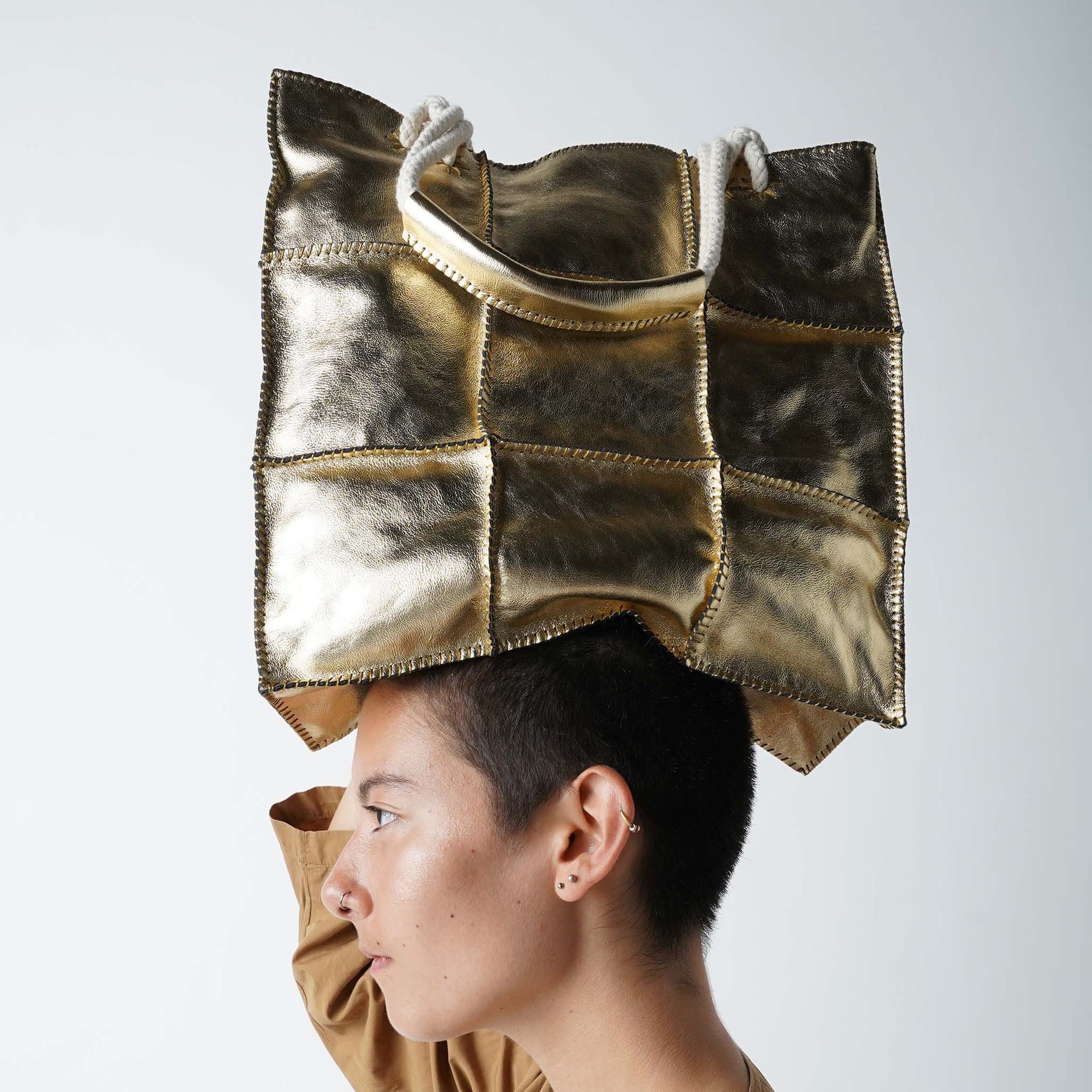 Inspired by Jamin Puech's iconic Honu bag, the Jonu L is both a practical and elegant addition to a well-curated outfit. Following the Mediterranean theme, its handles are replaced by ropes, reminiscent of sea sailing.