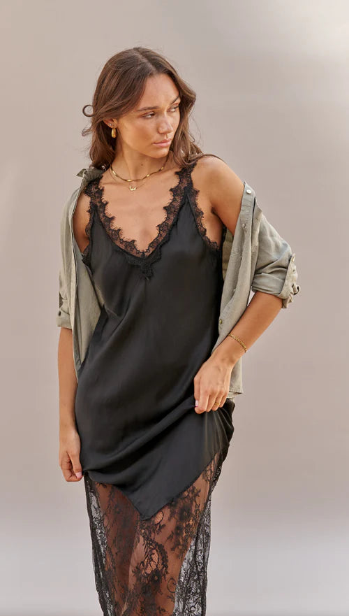 Alemais Sustainable Florence-Shirt close up worn by model LUXAMORE