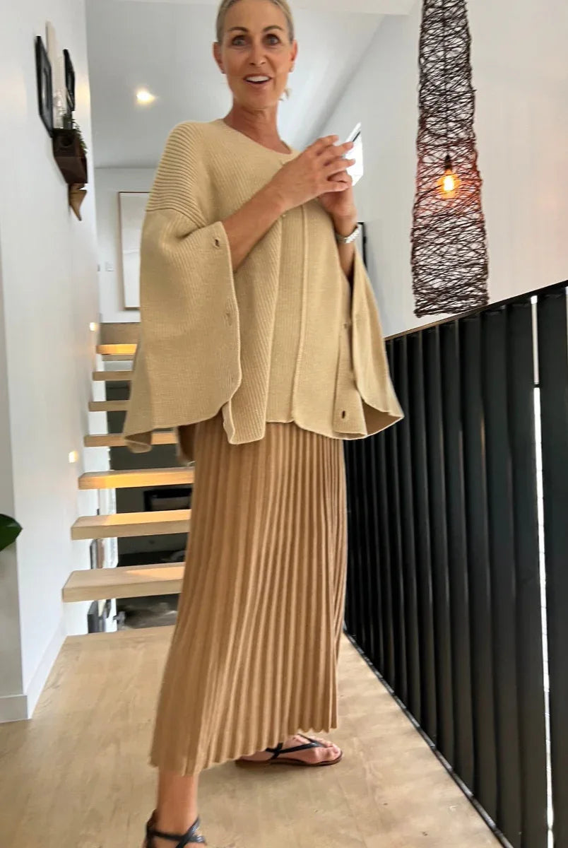 Lemme Cashmere Sweater Oversize Knit - Made In Italy: Beige worn by model in natural setting LUXAMORE 