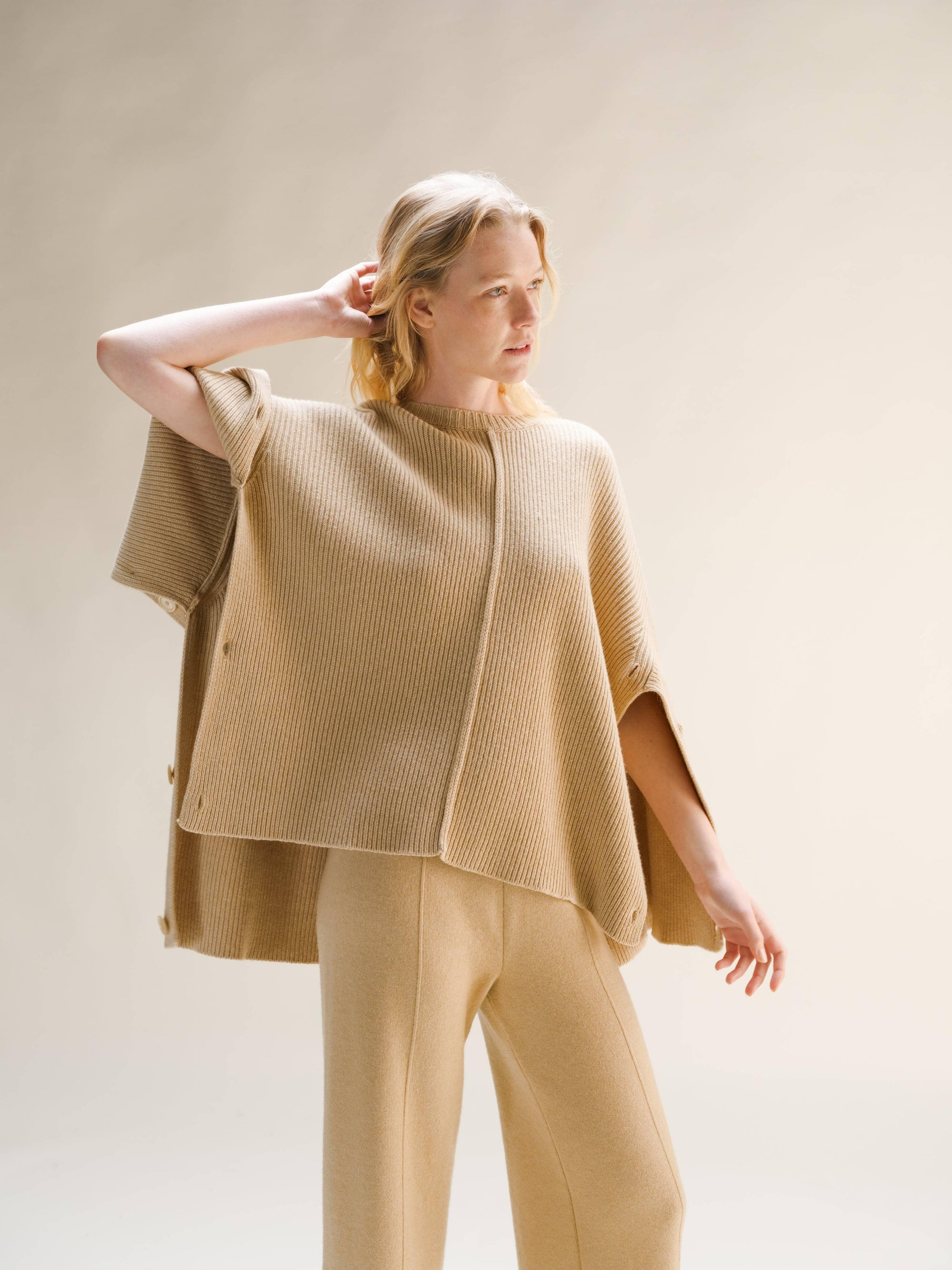 Lemme Cashmere Sweater Oversize Knit - Made In Italy: Beige worn by model in natural setting LUXAMORE 