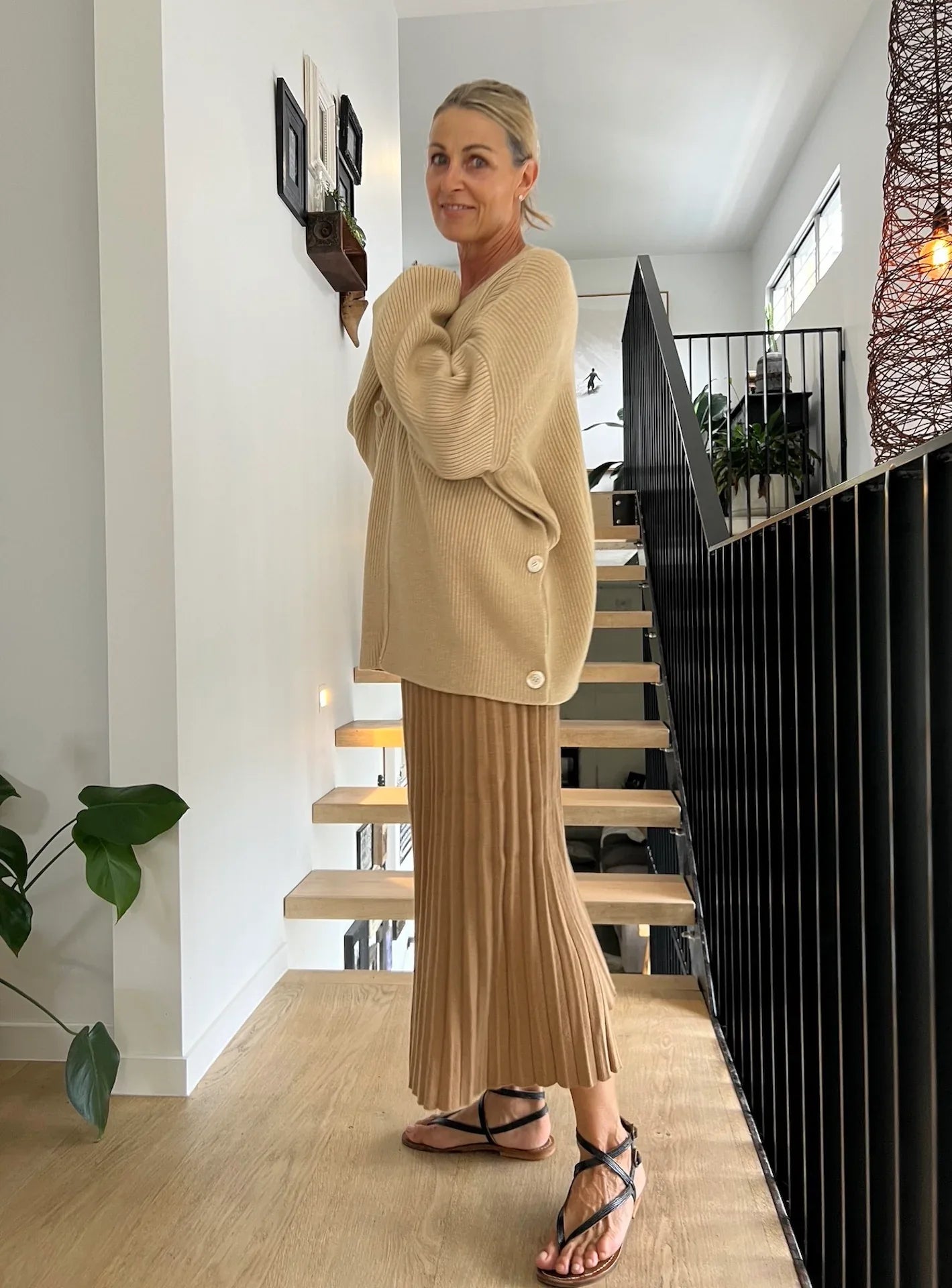 Lemme Cashmere Sweater Oversize Knit - Made In Italy: Beige worn by model in natural setting LUXAMORE 