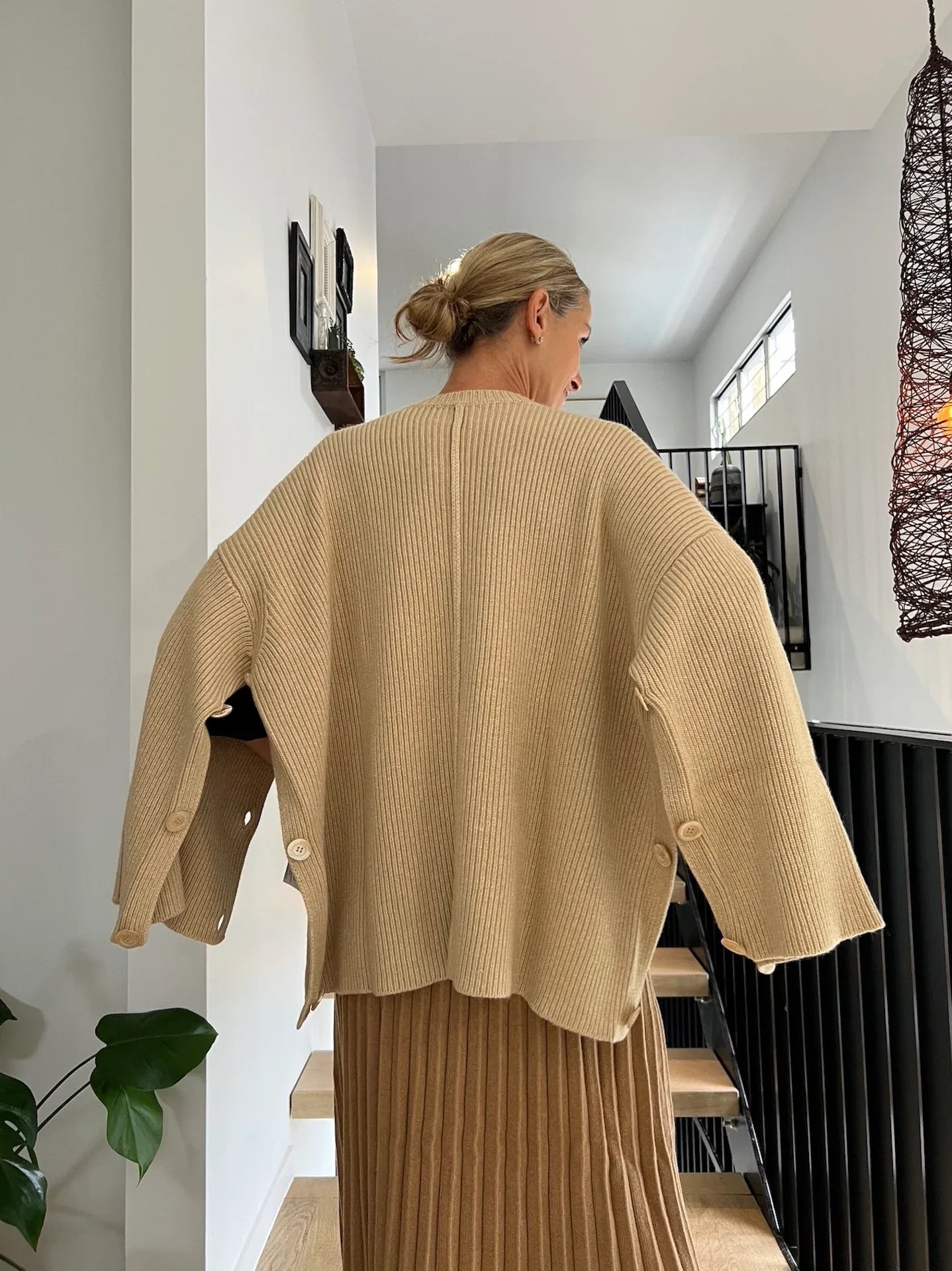 Lemme Cashmere Sweater Oversize Knit - Made In Italy: Beige worn by model in natural setting LUXAMORE 