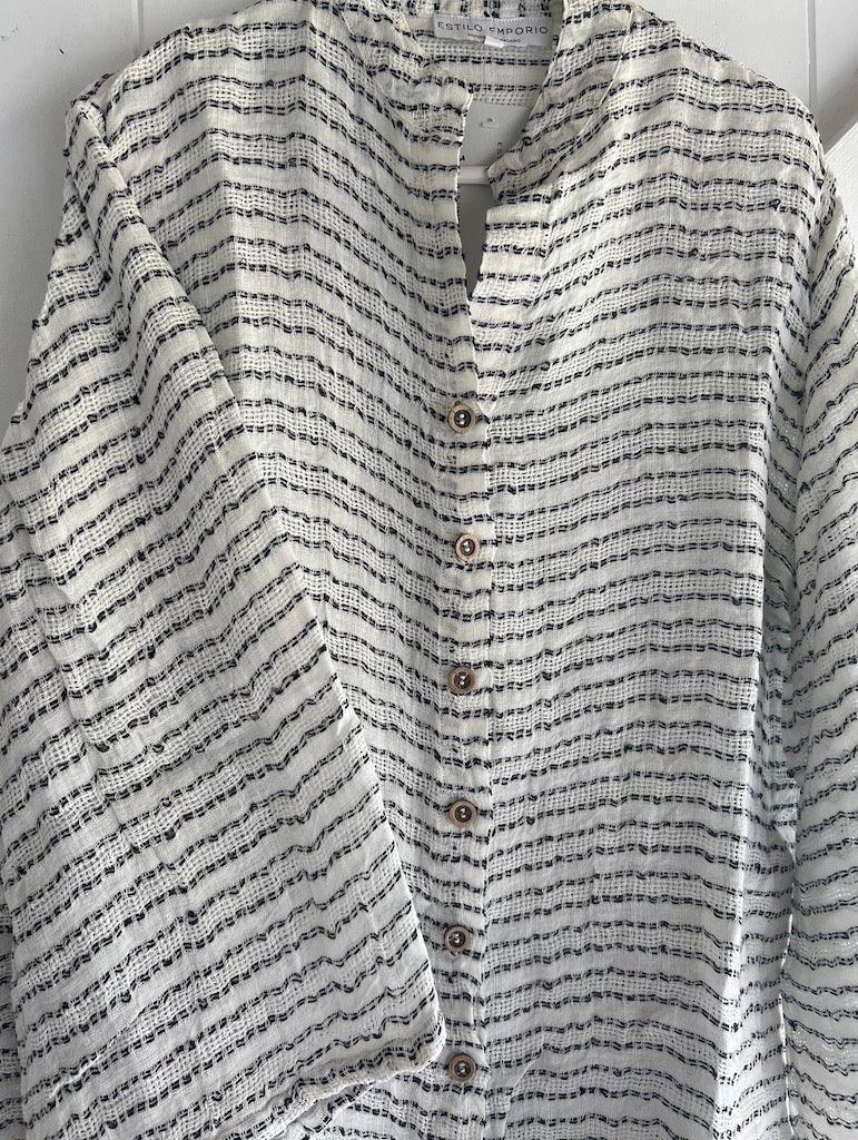 Estilo Emoporio Manta Mini Linen Dress worn by model in natural setting LUXAMORE 