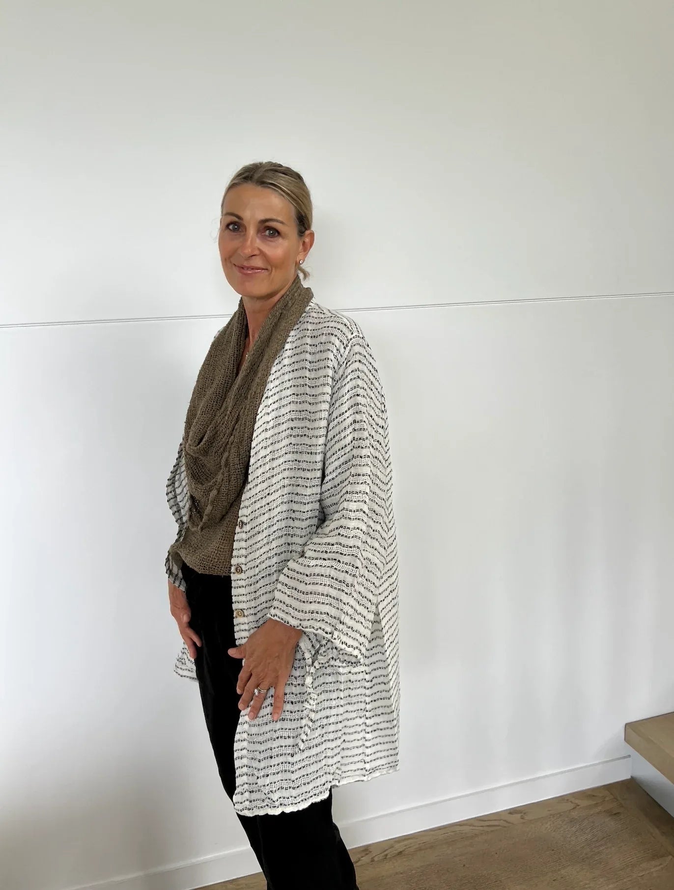 Estilo Emoporio Manta Mini Linen Dress worn by model in natural setting LUXAMORE 