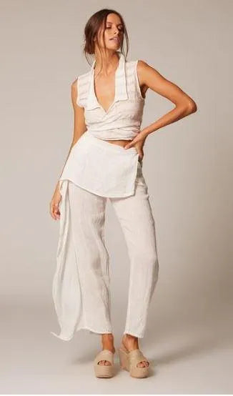 Estilo Emporio Linen Pant Coco worn by model in natural setting LUXAMORE 