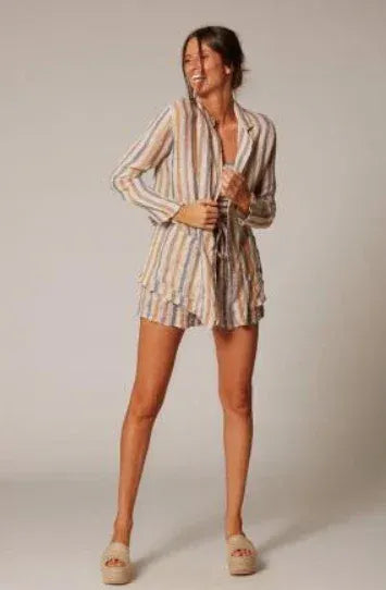 Estilo Emporio Diverti Short worn by model in natural setting LUXAMORE 