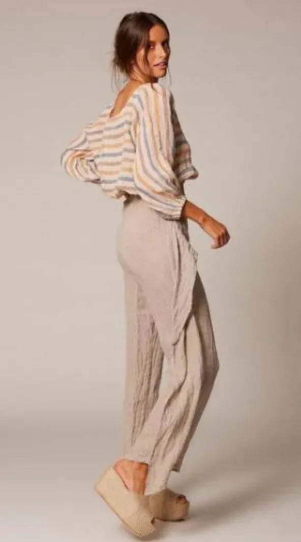 Estilo Emporio Diverti Short worn by model in natural setting LUXAMORE 