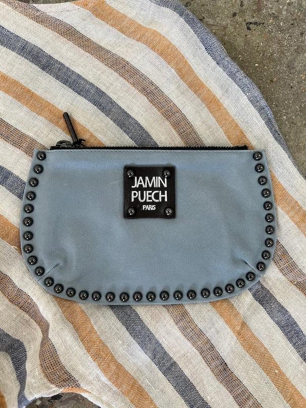 Estilo Emporio Diverti Short worn by model in natural setting LUXAMORE 