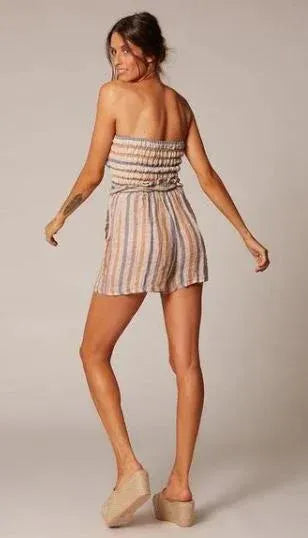 Estilo Emporio Diverti Short worn by model in natural setting LUXAMORE 