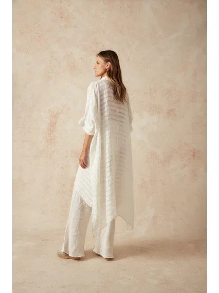 Estilo Emporio La Cota Cover Up Linen Dress worn by model in natural setting LUXAMORE 