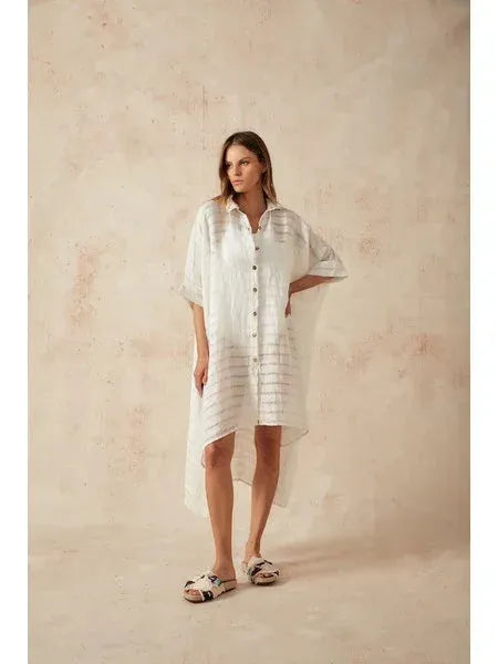 Estilo Emporio La Cota Cover Up Linen Dress worn by model in natural setting LUXAMORE 