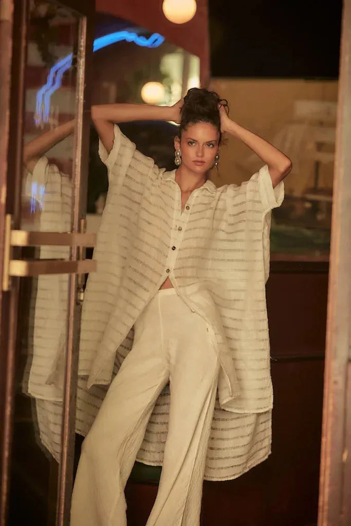 Estilo Emporio La Cota Cover Up Linen Dress worn by model in natural setting LUXAMORE 