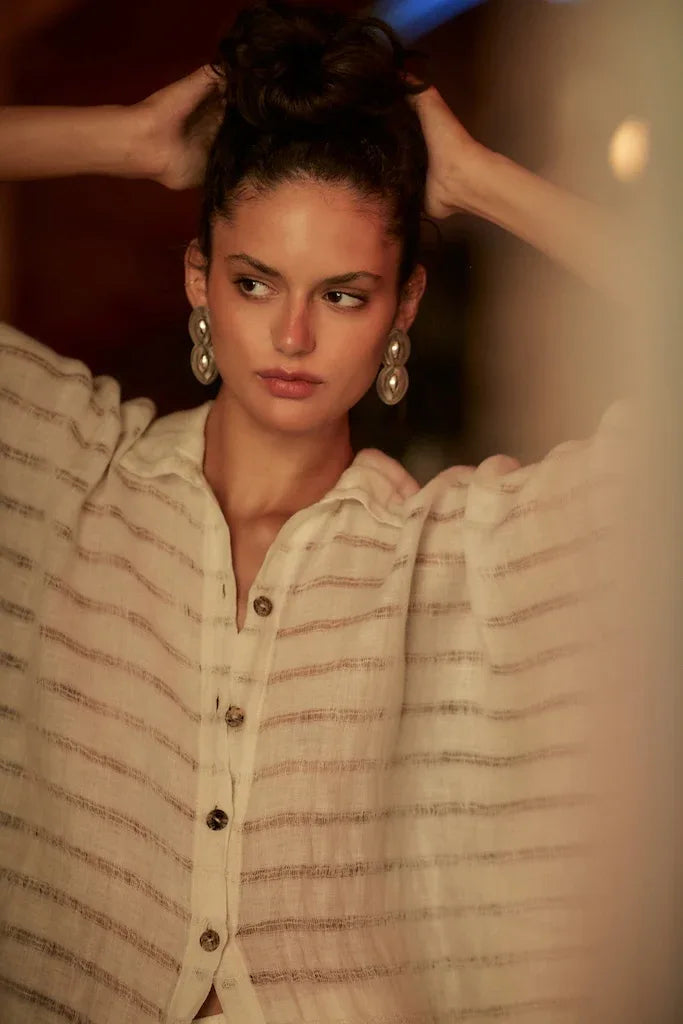 Estilo Emporio La Cota Cover Up Linen Dress worn by model in natural setting LUXAMORE 