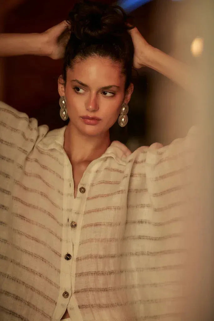 Estilo Emporio La Cota Cover Up Linen Dress worn by model in natural setting LUXAMORE 