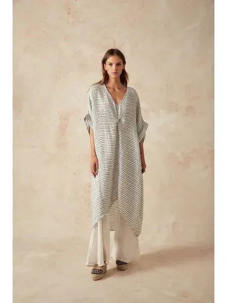 Estilo Emporio La Vista Linen Dress - Binario worn by model in natural setting LUXAMORE 