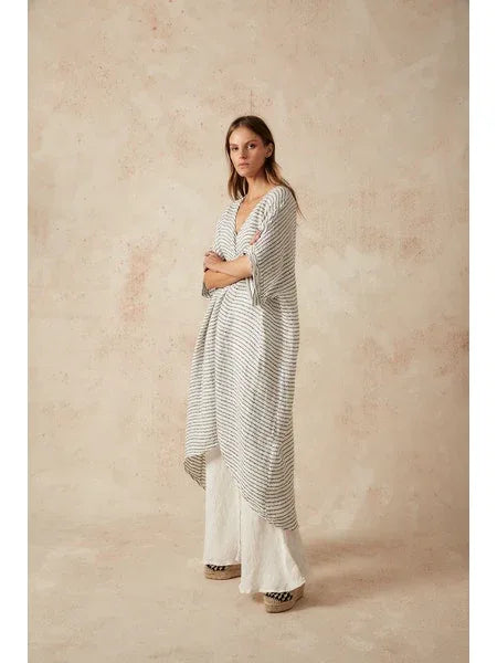 Estilo Emporio La Vista Linen Dress - Binario worn by model in natural setting LUXAMORE 