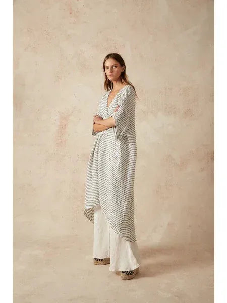 Estilo Emporio La Vista Linen Dress - Binario worn by model in natural setting LUXAMORE 