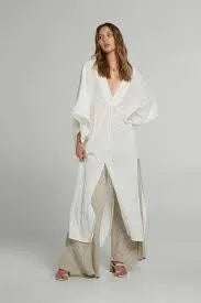 Estilo Emporio Le Robe Linen Dress worn by model in natural setting LUXAMORE 