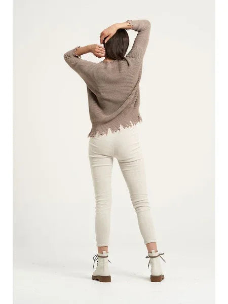 Estilo Emporio Linen Pant Stretch- Natural worn by model in natural setting LUXAMORE 