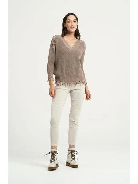 Estilo Emporio Linen Pant Stretch- Natural worn by model in natural setting LUXAMORE 