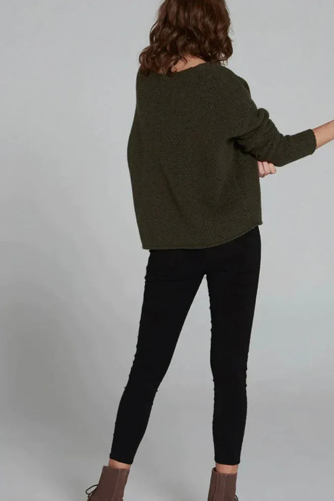 Estilo Emporio Linen Pant Stretch- Natural worn by model in natural setting LUXAMORE 