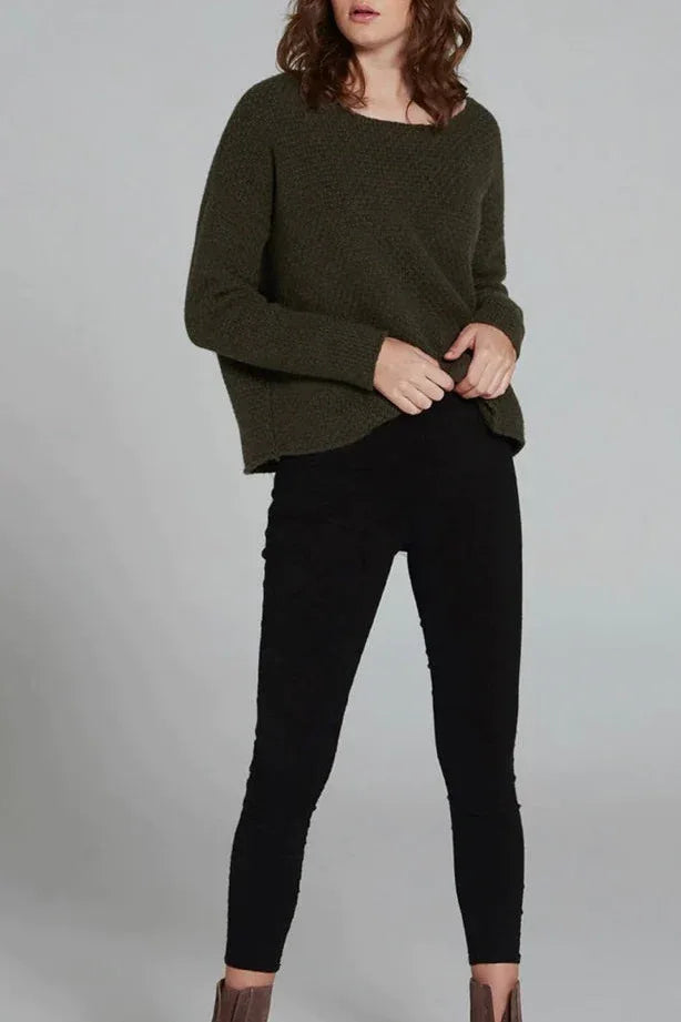 Estilo Emporio Linen Pant Stretch- Natural worn by model in natural setting LUXAMORE 