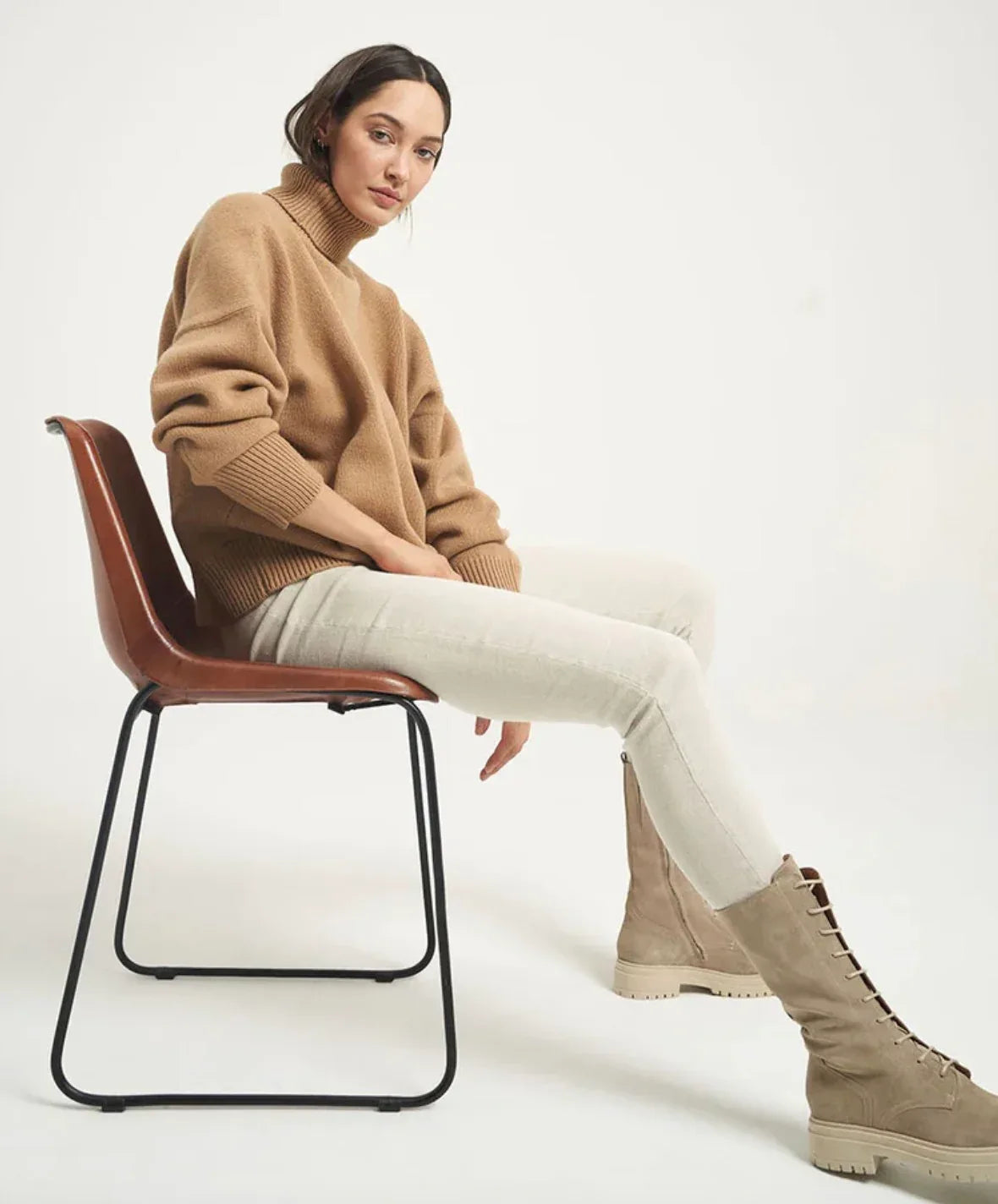 Estilo Emporio Linen Pant Stretch- Natural worn by model in natural setting LUXAMORE 