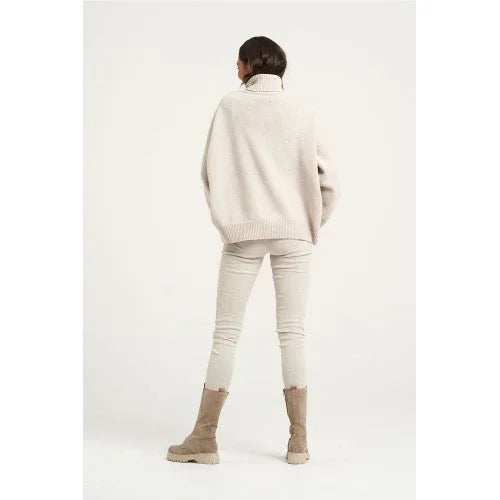 Estilo Emporio Linen Pant Stretch- Natural worn by model in natural setting LUXAMORE 