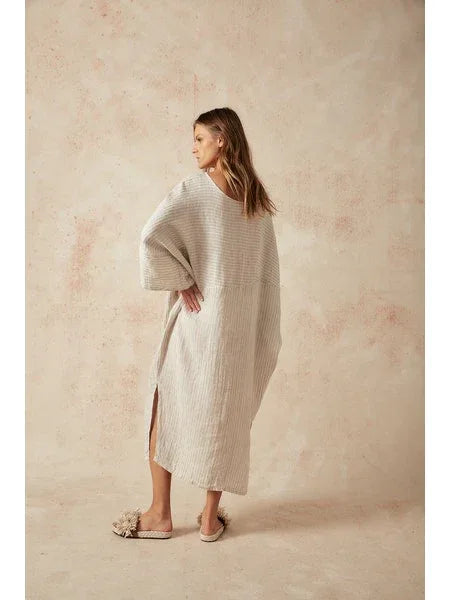 Estilo Emporio Nebbilio Linen Dress - Lyla worn by model in natural setting LUXAMORE 