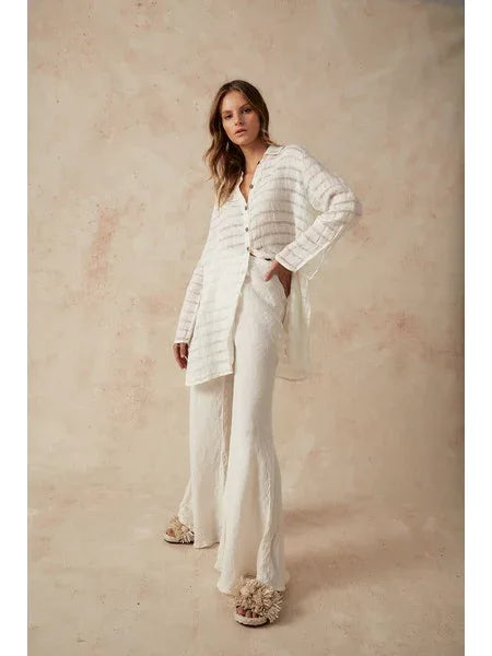 Estilo Emporio Linen Pant Novo Flare - Brasile Natural worn by model in natural setting LUXAMORE 