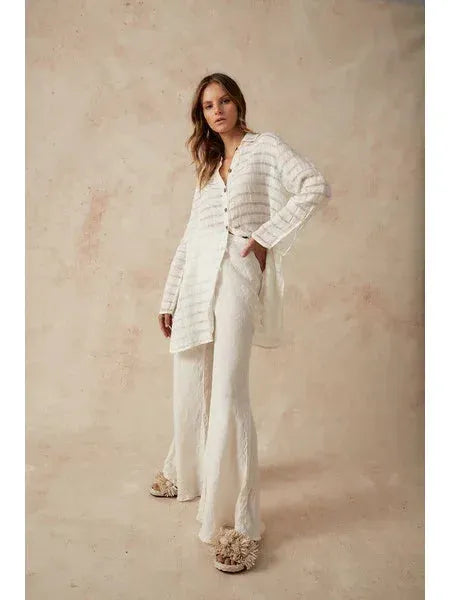 Estilo Emporio Linen Pant Novo Flare - Brasile Natural worn by model in natural setting LUXAMORE 