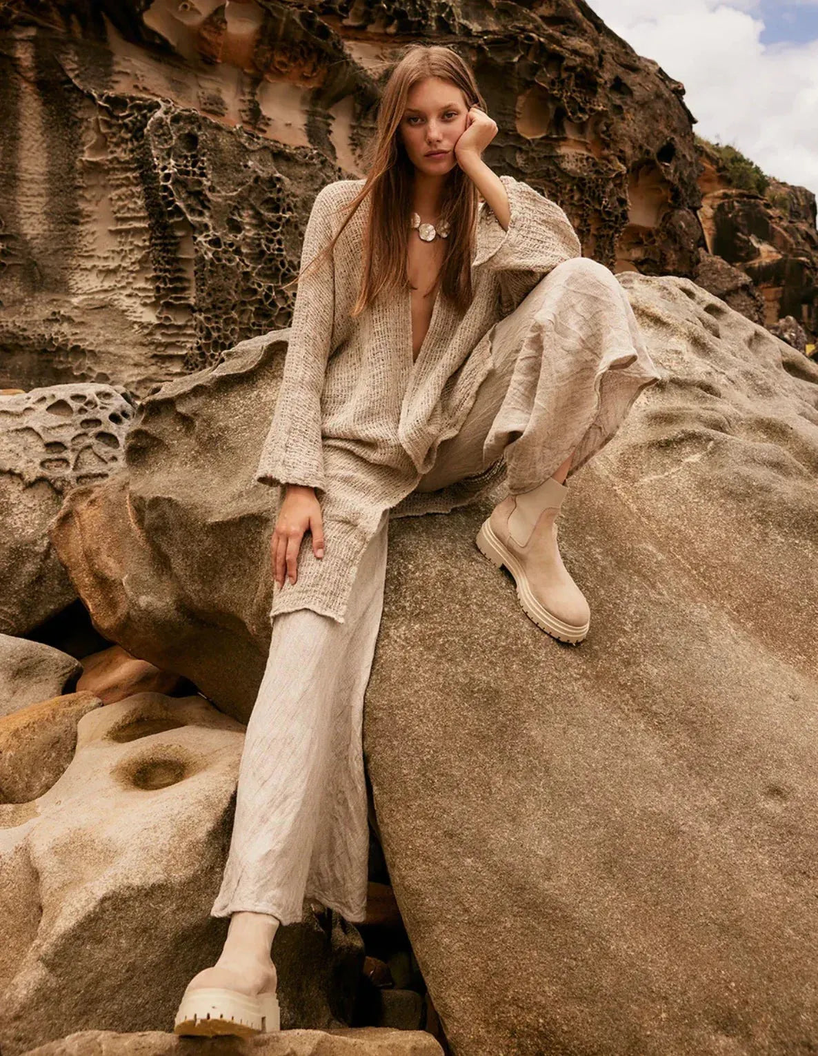 Estilo Emporio Linen Pant Novo Flare - Brasile Natural worn by model in natural setting LUXAMORE 