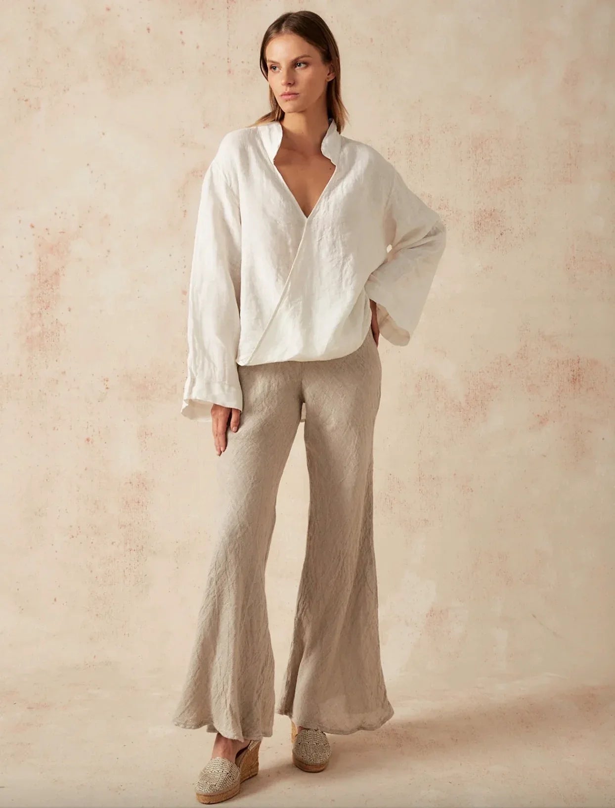 Estilo Emporio Linen Pant Novo Flare - Brasile Natural worn by model in natural setting LUXAMORE 