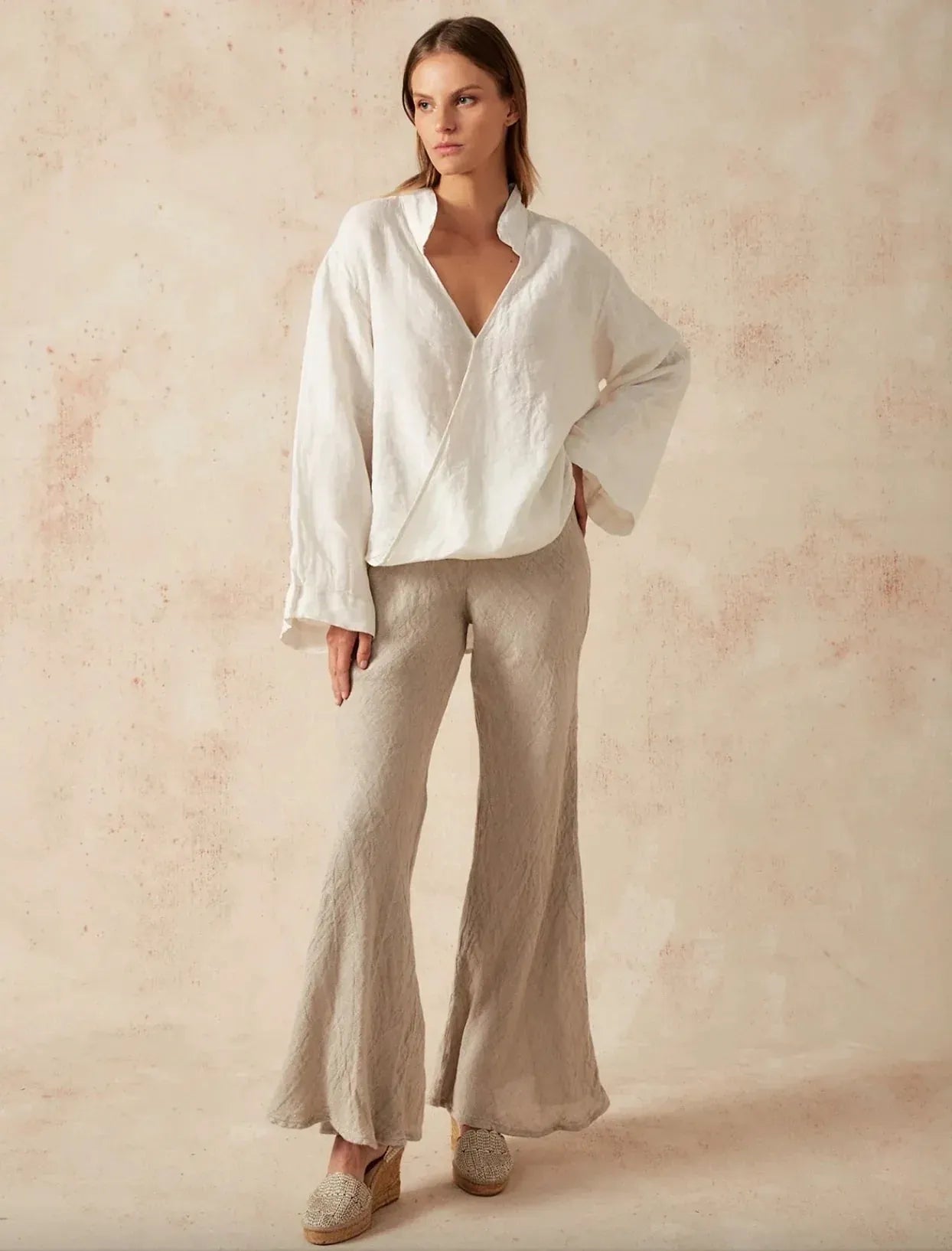 Estilo Emporio Linen Pant Novo Flare - Brasile Natural worn by model in natural setting LUXAMORE 