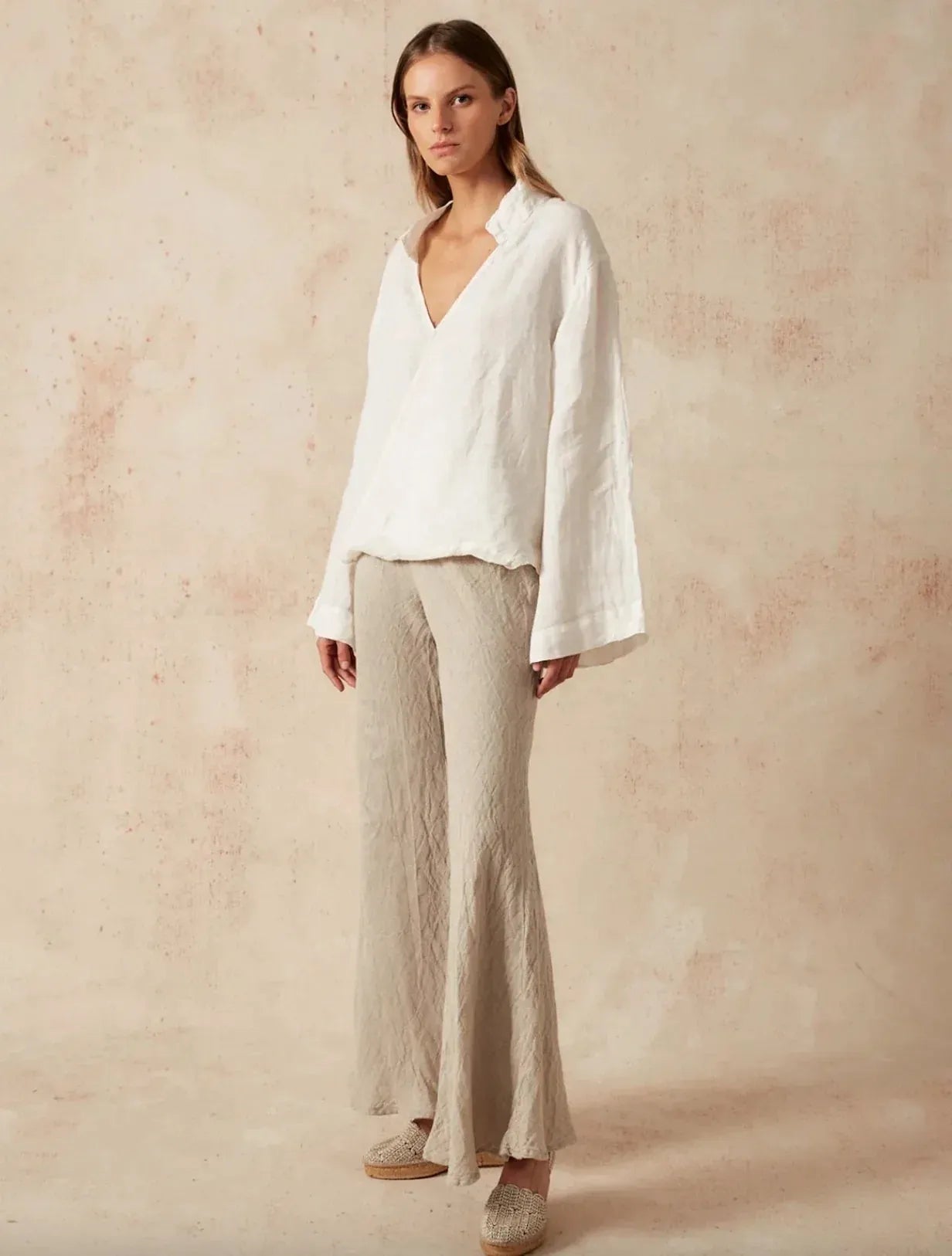 Estilo Emporio Linen Pant Novo Flare - Brasile Natural worn by model in natural setting LUXAMORE 