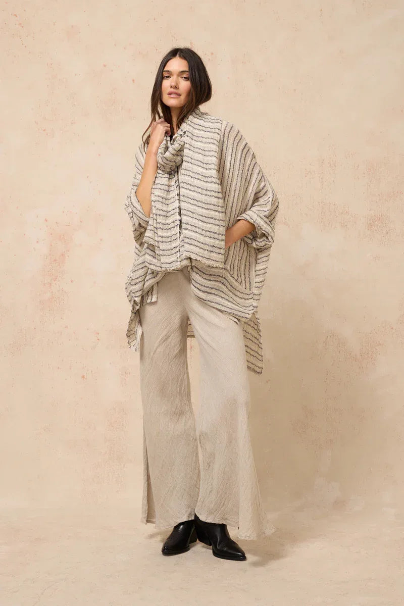 Estilo Emporio Linen Pant Novo Flare - Brasile Natural worn by model in natural setting LUXAMORE 