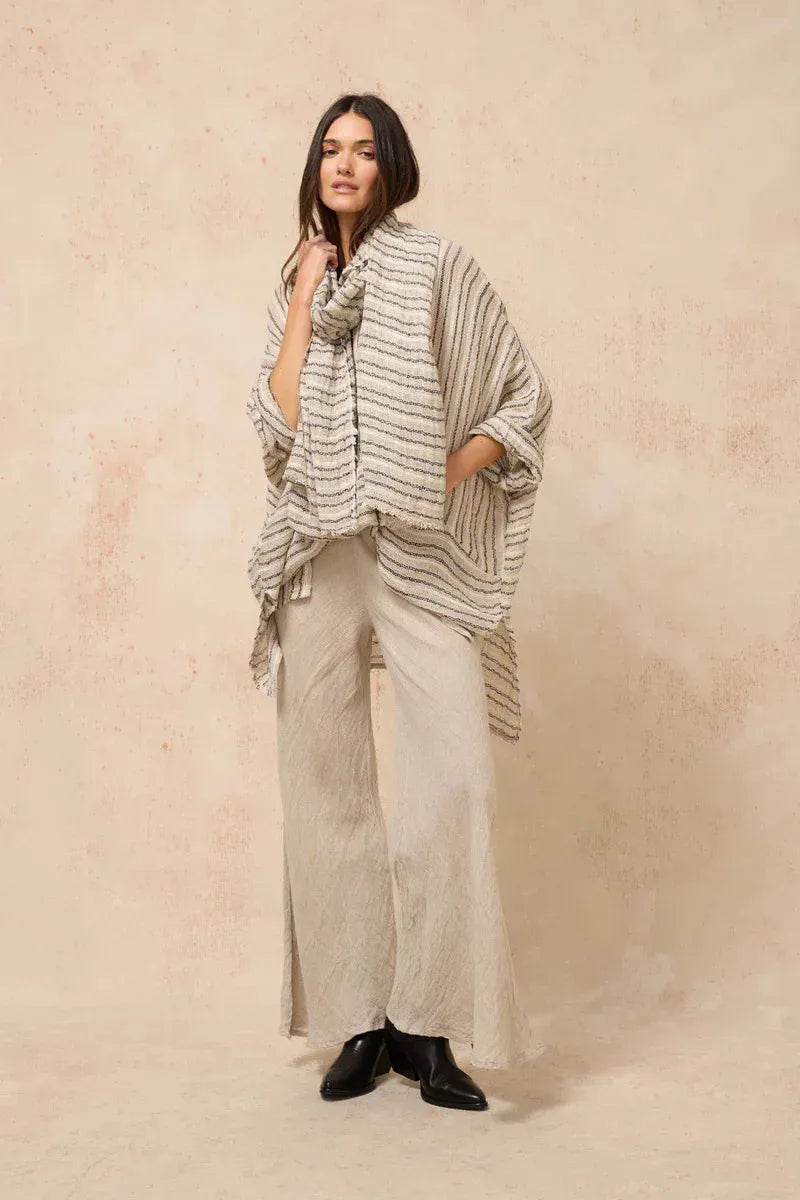 Estilo Emporio Linen Pant Novo Flare - Brasile Natural worn by model in natural setting LUXAMORE 