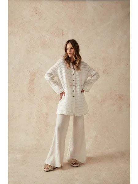 Estilo Emporio Linen Pant Novo Flare - Brasile Panna White worn by model in natural setting LUXAMORE 