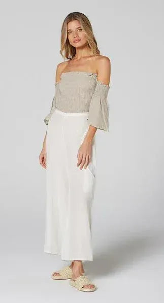 Estilo Emporio Linen Pant Pocket worn by model in natural setting LUXAMORE 