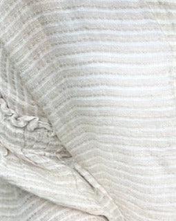 Estilo Emoporio Manta Mini Linen Dress worn by model in natural setting LUXAMORE 