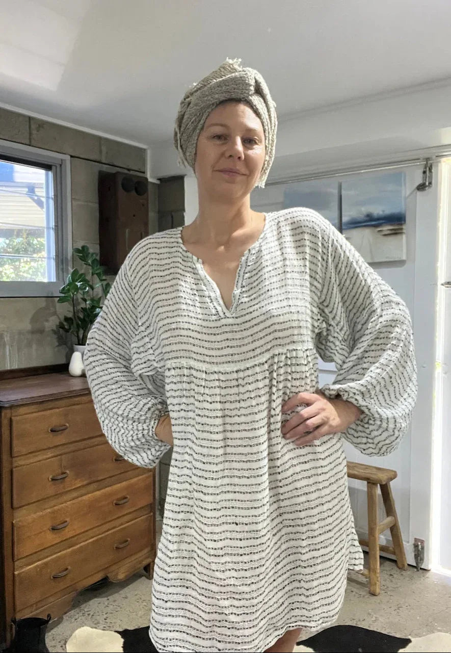 Estilo Emporio Stella Linen Dress - Binario worn by model in natural setting LUXAMORE 