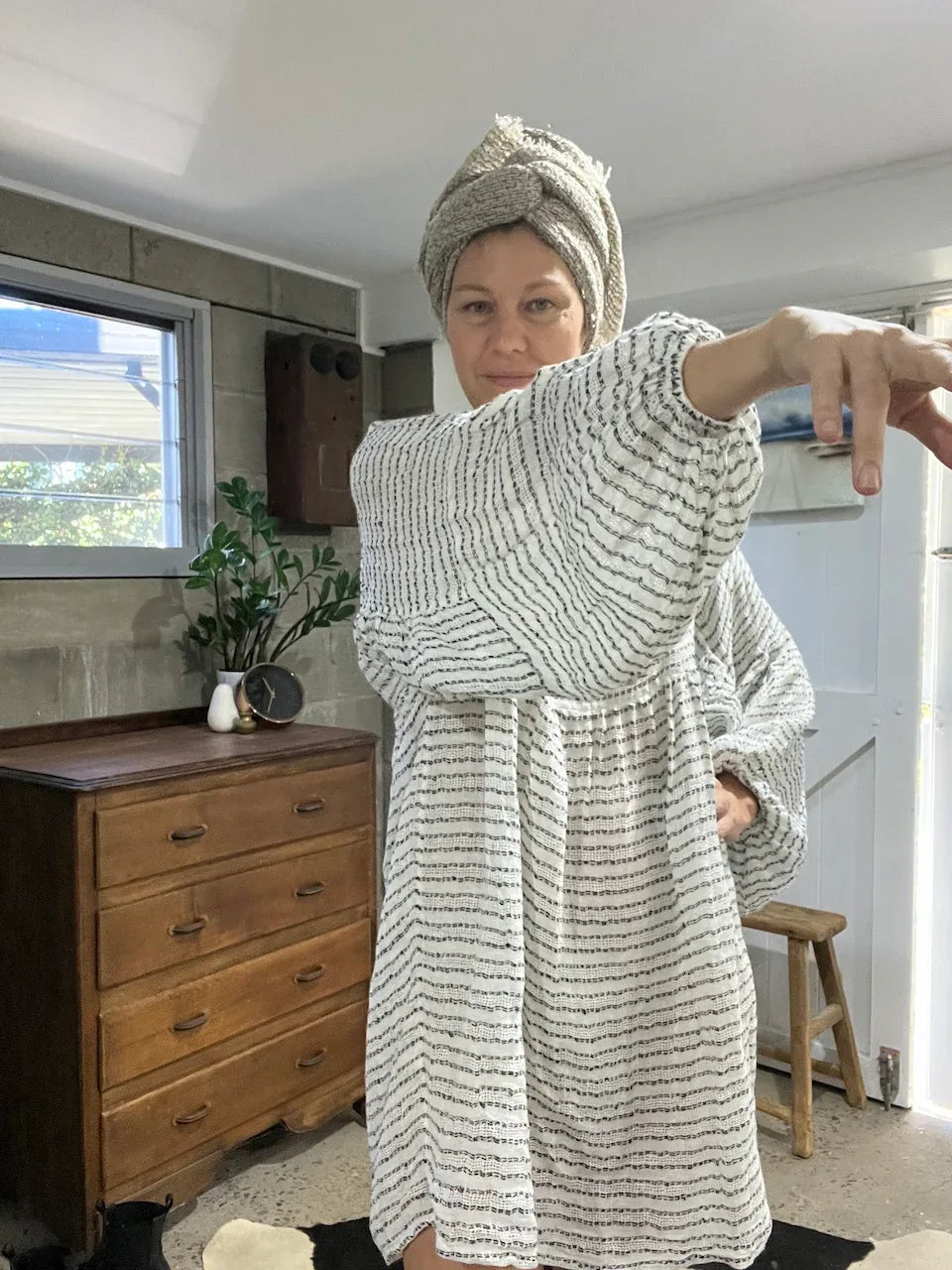 Estilo Emporio Stella Linen Dress - Binario worn by model in natural setting LUXAMORE 