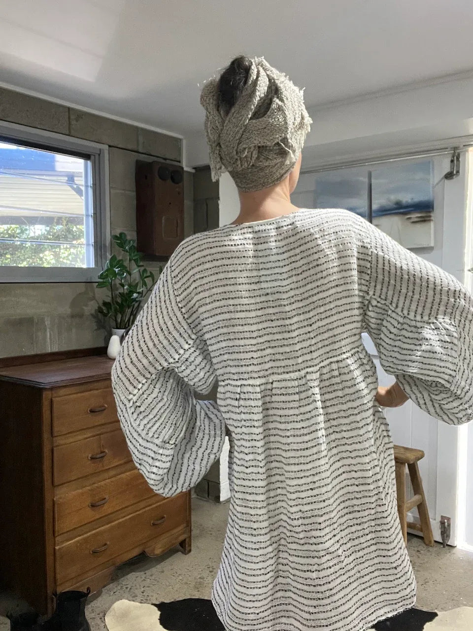 Estilo Emporio Stella Linen Dress - Binario worn by model in natural setting LUXAMORE 