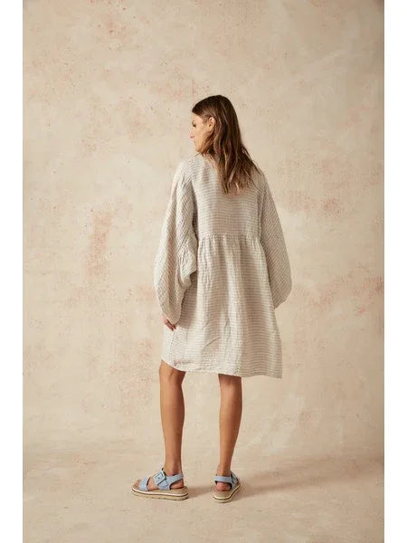 Estilo Emporio Stella Linen Dress - Lyla worn by model in natural setting LUXAMORE 