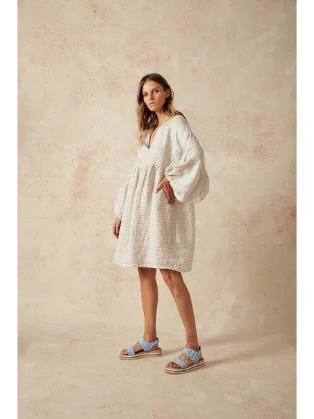 Estilo Emporio Stella Linen Dress - Lyla worn by model in natural setting LUXAMORE 