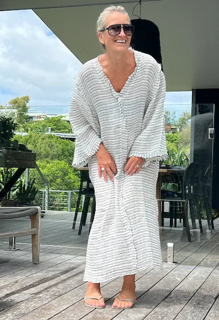 Woman Wearing Estilo Emporio Zorba Maxi Linen Dress - Dress LUXAMORE