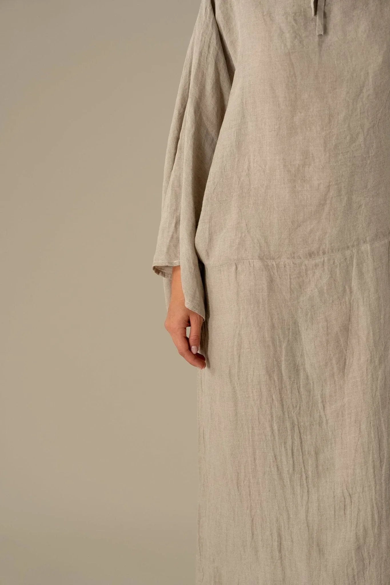 Woman Wearing La Bottega di Brunella Linen Dress VESTITO MOSE' - Battista linen dress LUXAMORE 