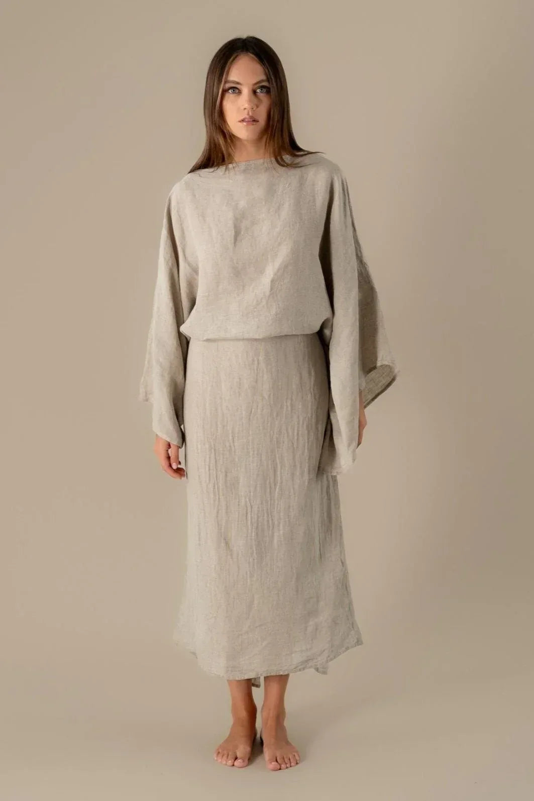 Woman Wearing La Bottega di Brunella Linen Dress VESTITO MOSE' - Battista linen dress LUXAMORE 