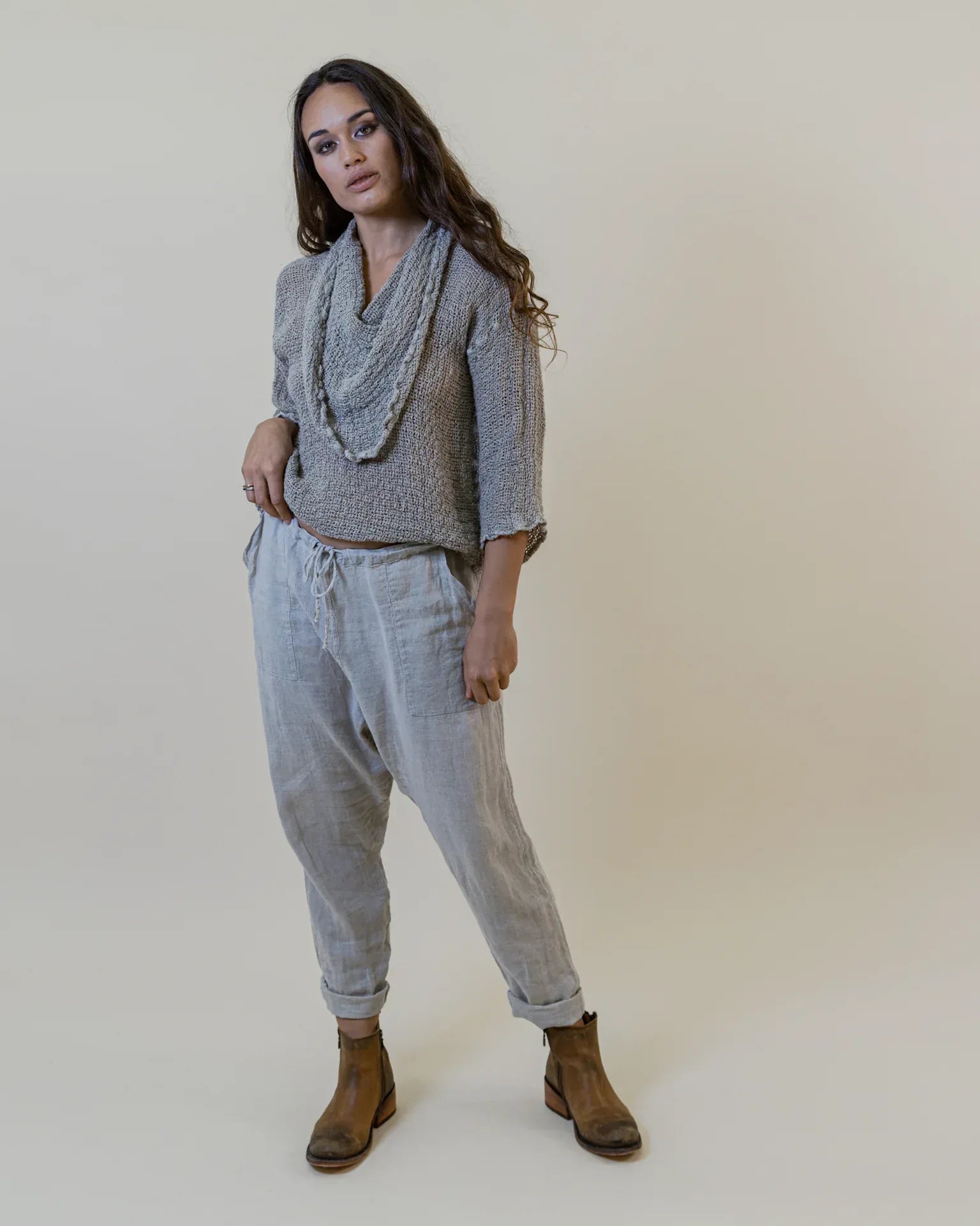 Woman Wearing La Bottega di Brunella Linen Pants - Fossil - Pants LUXAMORE